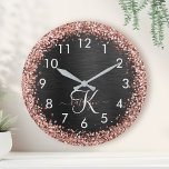 Custom Rose Gold Glitzer Black Sparkone Monogram Große Wanduhr<br><div class="desc">Dieses trendige elegante Uhrendesign mit hübschem vergoldetem Glitzer aus Rose auf schwarz gebürstetem metallischem Hintergrund ist einfach zu personalisieren.</div>