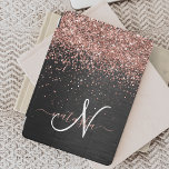 Custom Rose Gold Glitzer Black Sparkone Monogram iPad Pro Cover<br><div class="desc">Dieses elegante iPad Cover-Design mit hübschem vergoldetem Glitzer in Rose auf schwarz gebürstetem metallischem Hintergrund ist einfach zu personalisieren.</div>