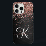 Custom Rose Gold Glitzer Black Sparkone Monogram iPhone 15 Pro Max Hülle<br><div class="desc">Dieses elegante und stilvolle Handy-Gehäuse mit hübschem vergoldetem Glitzer aus Rose auf schwarz gebürstetem metallischem Hintergrund ist einfach zu personalisieren.</div>