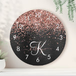 Custom Rose Gold Glitzer Black Sparkone Monogram Runde Wanduhr<br><div class="desc">Dieses trendige und elegante Round-Clock-Design mit hübschem vergoldeten Glitzer aus Rose auf schwarz gebürstetem metallischem Hintergrund ist einfach zu personalisieren.</div>