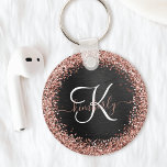 Custom Rose Gold Glitzer Black Sparkone Monogram Schlüsselanhänger<br><div class="desc">Dieses trendige und elegante Design mit hübschem vergoldeten Glitzer aus Rose auf schwarz gebürstetem metallischem Hintergrund macht diese Schlüsselanhänger-Kollektion leicht zu einem persönlichen Erlebnis.</div>