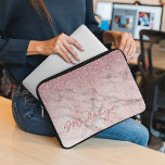 Custom Rose Gold Glitzer Blush Pink Marmormuster M Laptopschutzhülle<br><div class="desc">Schöne zeitgenössische graue, lila taupe, weiß und rosa Glitzer Look Muster Design. Mit Raum zum Anpassen oder Personalisieren mit Namen, Monogramm oder Initialen Ihrer Wahl. Verziertes, trendiges, modernes und skurriles Design für die elegante künstlerische Mode oder künstlerische Modediva, angesagte Trendsetter, Vintage Retrokunst oder abstrakte geometrische Motivliebhaber. Einzigartige, hübsche, dekorative, modische...</div>