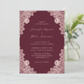 Custom Rose Gold und Burgund Wedding Einladung (Stehend Vorderseite)