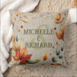 Custom Rustic Fall Leaf Monogram Kissen<br><div class="desc">Ein minimalistischer und eleganter Herbstkranz mit sanften Orangen-,  Rot- und Beigetönen. Die Blätter sind in sanften Tönen gehalten. Die zarte Anordnung bildet einen partiellen runden Rahmen,  der die Ruhe und Schönheit der Herbstsaison hervorruft.</div>