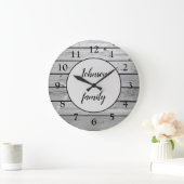 Custom Rustic Modern Gray Wood Family Name Große Wanduhr (Zuhause)