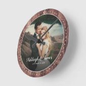 Custom Rustic Modern Wedding Foto Script Wood Runde Wanduhr (Winkel)