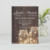 Custom Rustic Wedding Holz Barn Lighting Mason Jar Einladung (Stehend Vorderseite)
