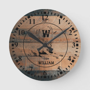 Custom Rustic Wood Texture & Deer Monogram Runde Wanduhr