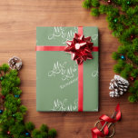 Custom Sage Green Mr. und Mrs. Geschenkpapier<br><div class="desc">Schlagen Sie Ihre Geschenke stilvoll mit diesem hübschen, grün und weiß umhüllenden Papier, das ein Muster von "Mr. and Mrs." in eleganter Schrift-Kalligrafie zeigt und leicht an Ihren Nachnamen angepasst ist. Dieses raffinierte Verpackungspapier eignet sich perfekt für Hochzeiten, Gastgeschenke Hochzeiten, Jubiläen oder Brautpartys und ist so konzipiert, dass jedes Geschenk...</div>