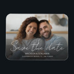 Custom Save the Date Wedding Verlobung Foto Magnet<br><div class="desc">Speziell auf Save the Date Hochzeit 3" x4" Magnete verfügen über Ihr Lieblings-Foto für die horizontale Verlobung, überlagert mit "Save the Date" in wunderschöner Schriftzeichen-Kalligraphie und Ihren Vor- oder Vor- und Nachnamen, dem Ziel Ihrer Hochzeit und dem Datum in einfacher moderner Typografie. Passen Sie Ihren Magneten heute an und teilen...</div>