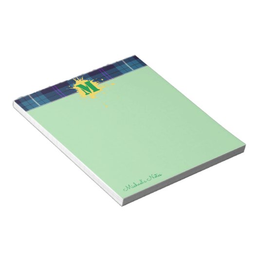 Custom Script Kariert Tartan Splash Monogram Green Notizblock (angewinkelt)