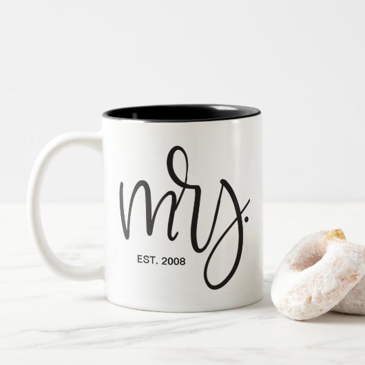 Custom Script, "Mrs." FESTGESTELLT Zweifarbige Tasse (Mit Donut)