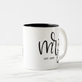 Custom Script, "Mrs." FESTGESTELLT Zweifarbige Tasse (VorderseiteRechts)