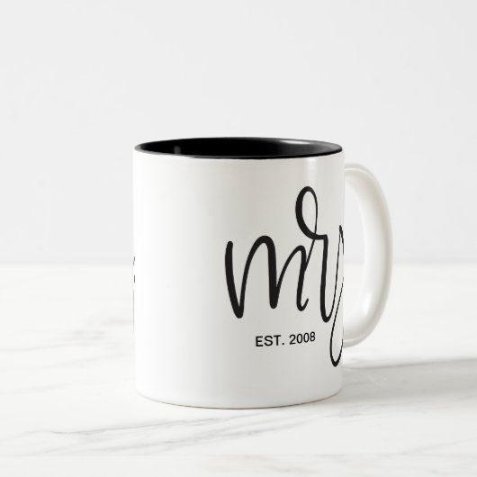 Custom Script, "Mrs." FESTGESTELLT Zweifarbige Tasse (VorderseiteRechts)