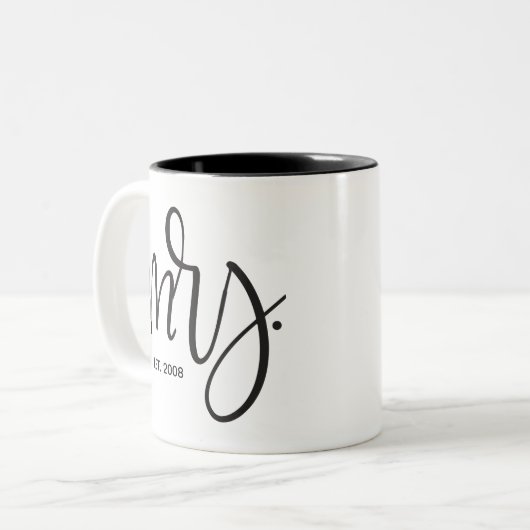 Custom Script, "Mrs." FESTGESTELLT Zweifarbige Tasse (Vorderseite Links)