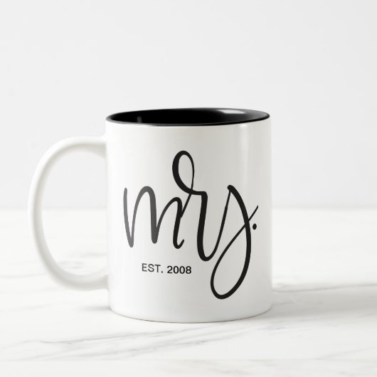 Custom Script, "Mrs." FESTGESTELLT Zweifarbige Tasse (Links)