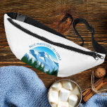 Custom Ski Lodge Winter Resort Snowy Mountain Bauchtasche<br><div class="desc">Maßgeschneidertes Fanny Pack für eine Skihütte oder ein Resort in den Colorado Bergen oder eine schöne Hütte im Wald. Dieses coole Design besticht durch einen hübschen zeichn schneebedeckter Berge vor grünen Tannenbäumen. Grosses Natur Marketing für ein Hotel oder Ferienvermietung.</div>