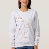 Custom Sleeping Doodle Mom with Dog Name Sweatshirt (Vorderseite)