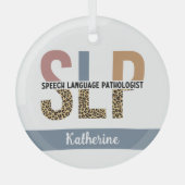 Custom SLP Speech Pathologe Leopard Print Ornament Aus Glas (Vorderseite)