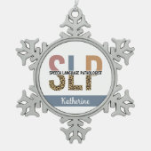 Custom SLP Speech Pathologe Leopard Print Schneeflocken Zinn-Ornament (Vorderseite)