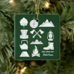 Custom Souvenir Camping Collage Campers Foto Keramikornament<br><div class="desc">Fügen Sie einfach den Namen Ihres Lieblingscampingplatzes und den Staat, in dem er sich befindet, und Ihr LieblingsFoto von Ihrem Camping auf der Rückseite, um Ihr eigenes Souvenir Camping Weihnachtsbaumschmuck oder fügen Sie einen Familiennamen oder anderen Text, um Ihre individuelle Urlaubsdekoration mit einer Collage von Camping-Szenen und Outdoor-Ausrüstung in Weiß...</div>