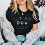 Custom Sports Mama Sideline Social Club T-Shirt<br><div class="desc">Mit diesem niedlichen Design mit "Sideline social club" und drei Camping-Stuhlabbildungen lassen Sie sich in die Ära Ihrer sportlichen Mama eintauchen. Passen Sie sich mit dem Namen Ihres Kindes oder Ihrer Mannschaft an,  um ein tolles Dogout-Mama-Geschenk oder Spendenartikel zu erhalten!</div>