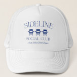 Custom Sports Mama Sideline Social Club Truckerkappe<br><div class="desc">Mit diesem niedlichen Design mit "Sideline social club" und drei Camping-Stuhlabbildungen lassen Sie sich in die Ära Ihrer sportlichen Mama eintauchen. Passen Sie sich mit dem Namen Ihres Kindes oder Ihrer Mannschaft an,  um ein tolles Dogout-Mama-Geschenk oder Spendenartikel zu erhalten!</div>