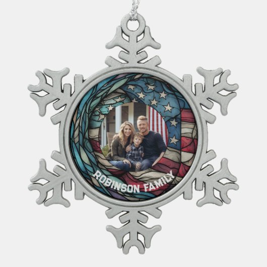 Custom Stained Glass Design USA Flag Patriotic Schneeflocken Zinn-Ornament (Vorderseite)