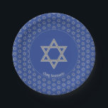 Custom STAR OF DAVID Pappteller<br><div class="desc">Benutzerdefinierter STAR von DAVID Paper Tellern. Eleganter, mittelblauer STAR OF DAVID Papier Teller, mit Imitaten silber Magen David in einem gefliesten Muster. In der Mitte befindet sich ein Bild eines größeren David-Sterns, der CUSTOMIZABLE ist, sodass Sie Ihr eigenes Bild hochladen können. Darunter steht CHAG SAMEACH. Dieses ist auch individuell anpassbar,...</div>