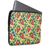 Custom Strawberry Blueberry Pattern on Yellow  Laptopschutzhülle (Vorne Rechts)
