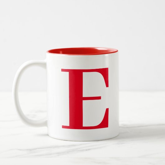 Custom Stylish Modern Red Monogram Initials Zweifarbige Tasse (Links)