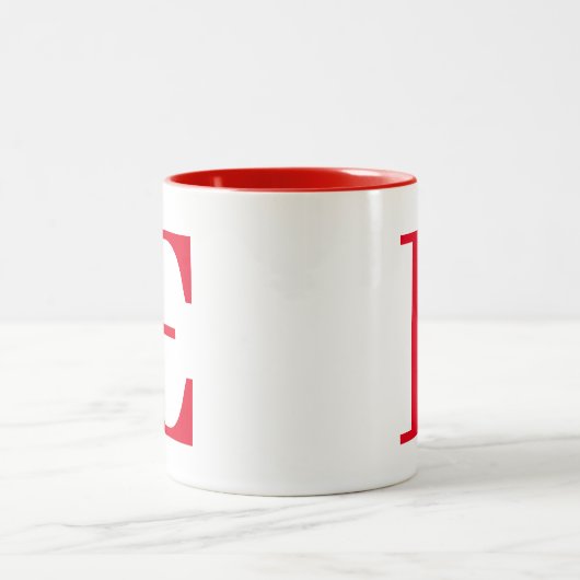 Custom Stylish Modern Red Monogram Initials Zweifarbige Tasse (Mittel)