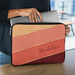 Custom Summer Sun Sunset Burgundy Red Strip Art Laptopschutzhülle<br><div class="desc">Behalt dein neues elektronisches Gerät vor Stößen und Kratzern,  mit diesem eleganten,  zeitgenössischen,  hellgelben,  korallorangen und bordeauxrot gestreiften Neopren-Laptop-Ärmel mit Reißverschluss. Mit Raum zum Anpassen mit Namen,  Monogramm oder Initialen Ihrer Wahl. Schönes,  modernes und cooles Cover für den Trend-versierten und kunstliebenden angesagten Trendsetter oder trendigen Retro-Chic-Look-Motiv-Liebhaber.</div>