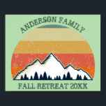 Custom Sunset Fall Retreat Berg Wanderung Poster<br><div class="desc">Cooles Familienposter für ein Herbsttreffen mit Cousins,  Tanten,  Onkeln und Großeltern. Laden Sie die ganze Crew mit Ihrem Nachnamen und Jahr in Grün ein,  um das wunderschöne Sonnenuntergang über Bergen und Bäumen zu umgeben. Große personalisierte Camping-Reise oder Gebirge-Resort-Schild.</div>