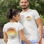 Custom Sunset Mountain Road Trip Pocket & Back T-Shirt<br><div class="desc">Dieser cool orangefarbene Vintage Sonnenuntergang über Felsgebirgen in der Natur macht ein großartiges Bild für ein Set von maßgeschneiderten T - Shirt für einen Familienurlaub, eine Wiedersehen, eine Fahrt oder einen Sommerurlaub. Gedenken Sie Ihre Ferienwoche mit passenden T-Shirts für Mama, Papa, Bruder und Schwester. Fügen Sie einfach Ihren eigenen Nachnamen...</div>