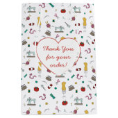 Custom Tailoring Tools Pattern Gift Bag Mittlere Geschenktüte (Vorderseite)