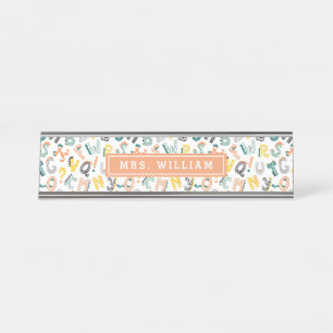 Custom Teacher Name Niedlich Dino Alphabet Muster Schreibtischnamensplakette