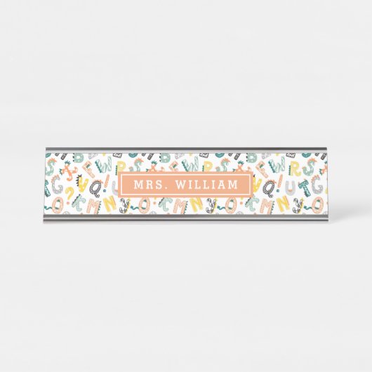 Custom Teacher Name Niedlich Dino Alphabet Muster Schreibtischnamensplakette (Vorderseite )