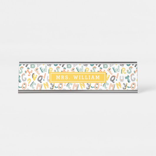 Custom Teacher Name Niedlich Dino Alphabet Muster Schreibtischnamensplakette (Vorderseite )