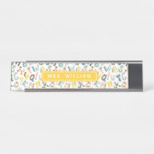 Custom Teacher Name Niedlich Dino Alphabet Muster Schreibtischnamensplakette (Vorderseite )