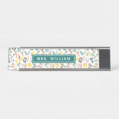 Custom Teacher Name Niedlich Dino Alphabet Muster Schreibtischnamensplakette (Vorderseite )