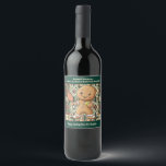 Custom text Crumbly Christmas Kundgebung Gingerbre Weinetikett<br><div class="desc">Dieses festliche Weinflaschenlabel ist Teil der unglaublich witzig "Crumbly Christmas Kundgebung Gingerbread" Kollektion, die garantiert jedem Pickleball-Fan Feiertagsstimmung bringen wird! Der Star des Designs ist ein charmanter Lebkuchenmann mit einem Paddel und einer kleinen Kugel, bereit für ein Spiel - oder vielleicht nur einen Schluck von Ihrem Lieblingswein. Der karierte Weihnachtsgeschmack...</div>