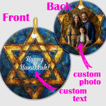 Custom text & Foto Happy Hanukkah, Star von David Keramik Ornament<br><div class="desc">Hier ist eine weitere schöne Option für Ihre Hanukkah Feiern: das Personalisierte Hanukkah Star Ornament! Dieses runde Keramik-Ornament besticht durch einen zauberhaften David-Stern mit dem Text "Happy Hanukkah!" in der Mitte, Set vor kosmischem Hintergrund mit blauen und goldenen Farbtönen. Das aufwändige Design verleiht jeder Urlaubsdekoration eine festliche und elegante Touch....</div>