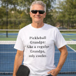 Custom Text Funny Grandpa Pickleball T-Shirt<br><div class="desc">Einführung in das Shirt Custom Text Funny Grandpa Pickleball Spieler Spiel! Speziell für die coolststen Grandpas da draußen, die Liebe spielen pickleball. Dieser lustige und einzigartige T - Shirt ist das ideale Geschenk für Ihren Lieblings-Opa-Pickleball-Spieler. Mit einer benutzerdefinierten Textoption können Sie sie personalisieren, um sie noch attraktiver zu machen. Zeigen...</div>