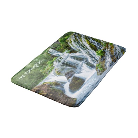 Custom Text Gjain Waterfall, Island Badematte (Schrägansicht)