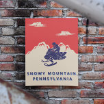 Custom Text Snowmobile Berge Vintage Travel Poster<br><div class="desc">Fügen Sie den Namen Ihrer Lieblings-Skipiste oder jeden beliebigen Text hinzu,  um Ihr eigenes personalisiertes Poster im Stil eines alten Reiseplakats zu erstellen. Mit seinem roten,  marineblauen und cremefarbenen Farbschema hat es ein unterhaltsames Retro-Feeling und zeigt ein Schneemobil und Reiter vor dem Hintergrund schneebedeckter Berge.</div>