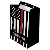 Custom Thin Red Line Feuerwehraufwertung Mittlere Geschenktüte (Rückseite Schrägansicht)