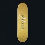 Custom Trendy Monogram Imitate Gold Foil Skateboar Skateboard<br><div class="desc">Ein individuelles trendiges, stilvolles Imitat mit Goldfolie-Skateboard mit Monogramm. Ein stilvolles Drehbuch für eine Touch schicker Eleganz. Fügen Sie Ihrem Boarding ein wenig Glanz hinzu. Personalisieren Sie Ihre Daten mit Ihrem Namen, Monogramm, Initial oder Text. Wenn Sie es vorziehen, können Sie die Textfarbe und den Stil des Schriftartes ändern, indem...</div>