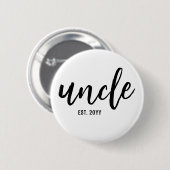 Custom Uncle Est. Modern Brush Script Typografie Button (Vorne & Hinten)