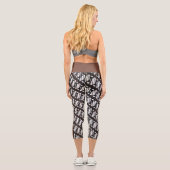 Custom Unique Brown Schwarz-weiß Java Ethnic Batik Capri Leggings (Rückseite)